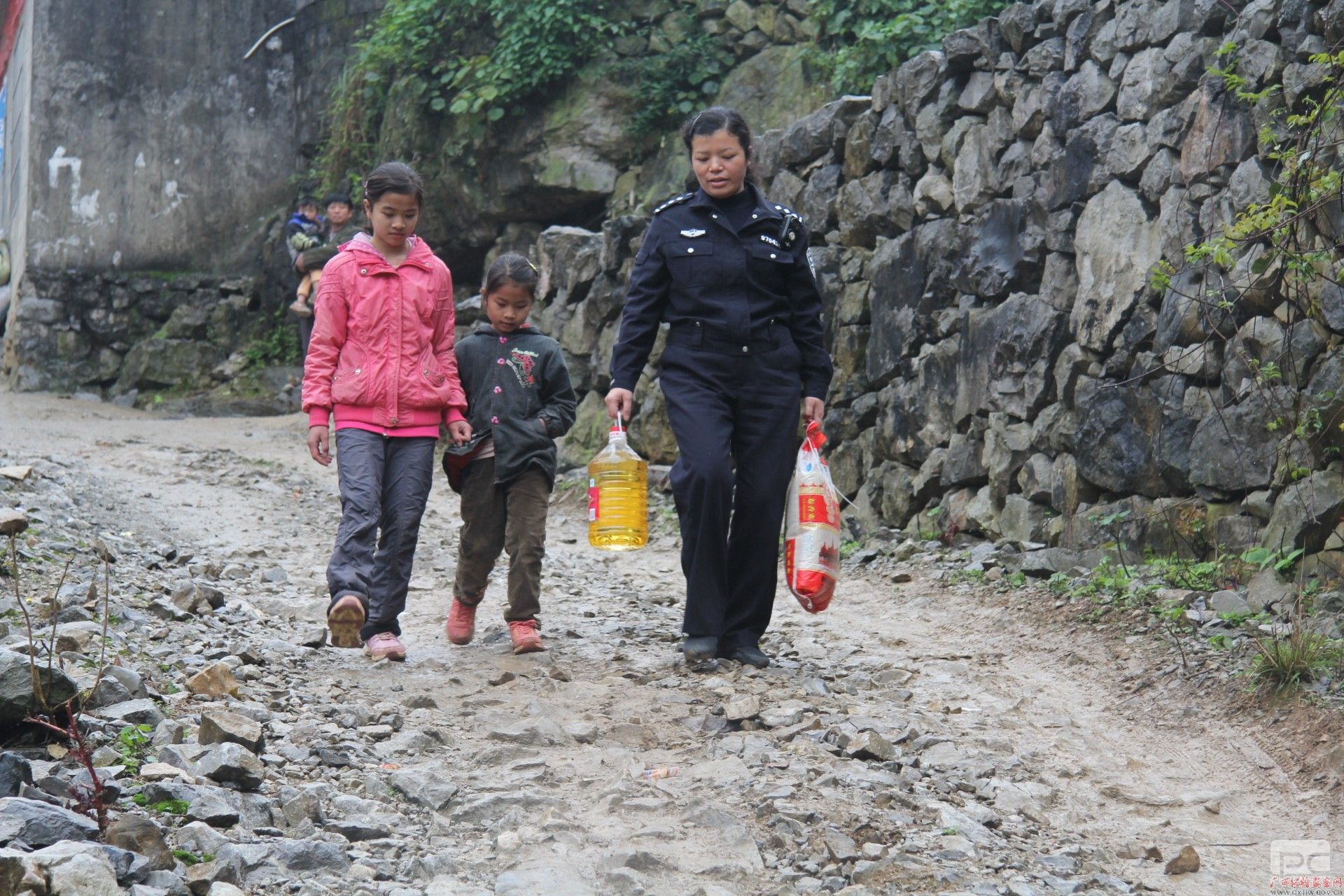 谭芬:瑶乡“女铁警”